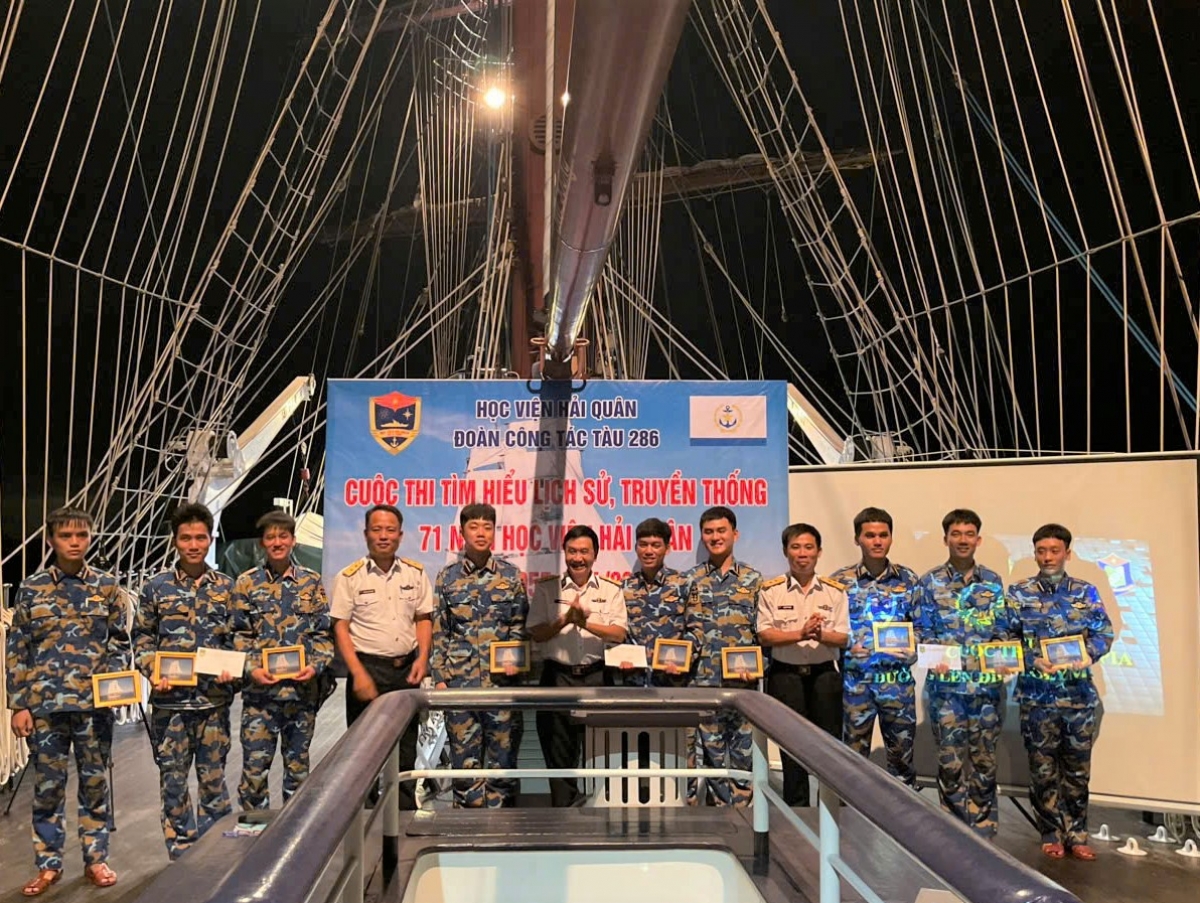 Đoàn công tác tổ chức cuộc thi tìm hiểu lịch sử, truyền thống 71 năm thành lập Học viện Hải quân.