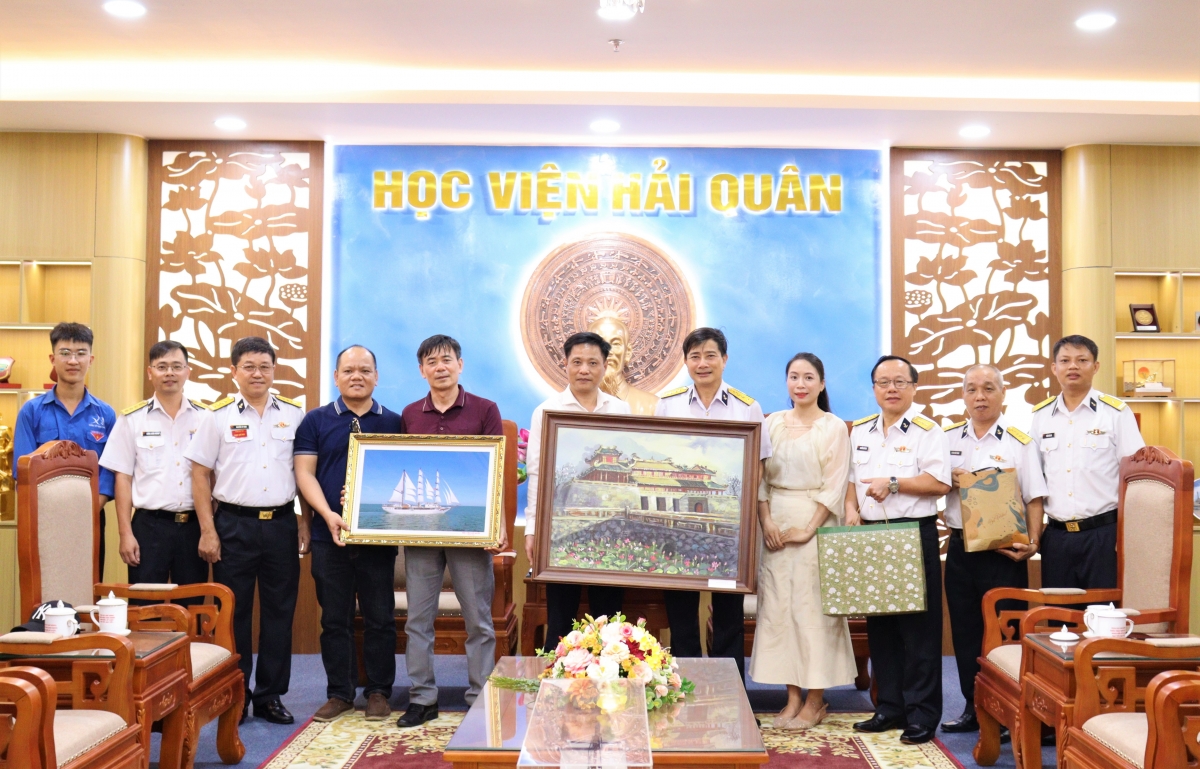 Đoàn Trường Đại học Sư phạm, Đại học Huế tặng quà lưu niệm cho Học viện Hải quân