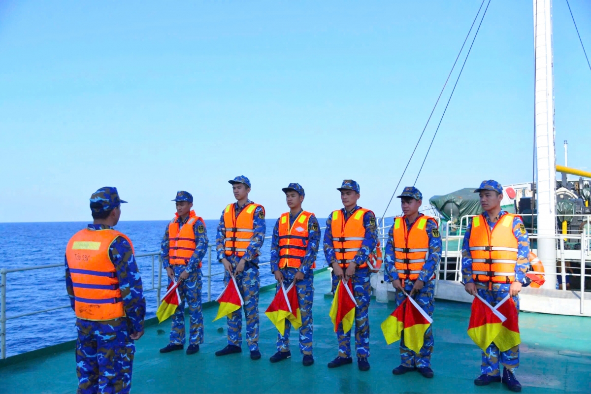 Huấn luyện học viên thực hành cờ tay trên tàu 936