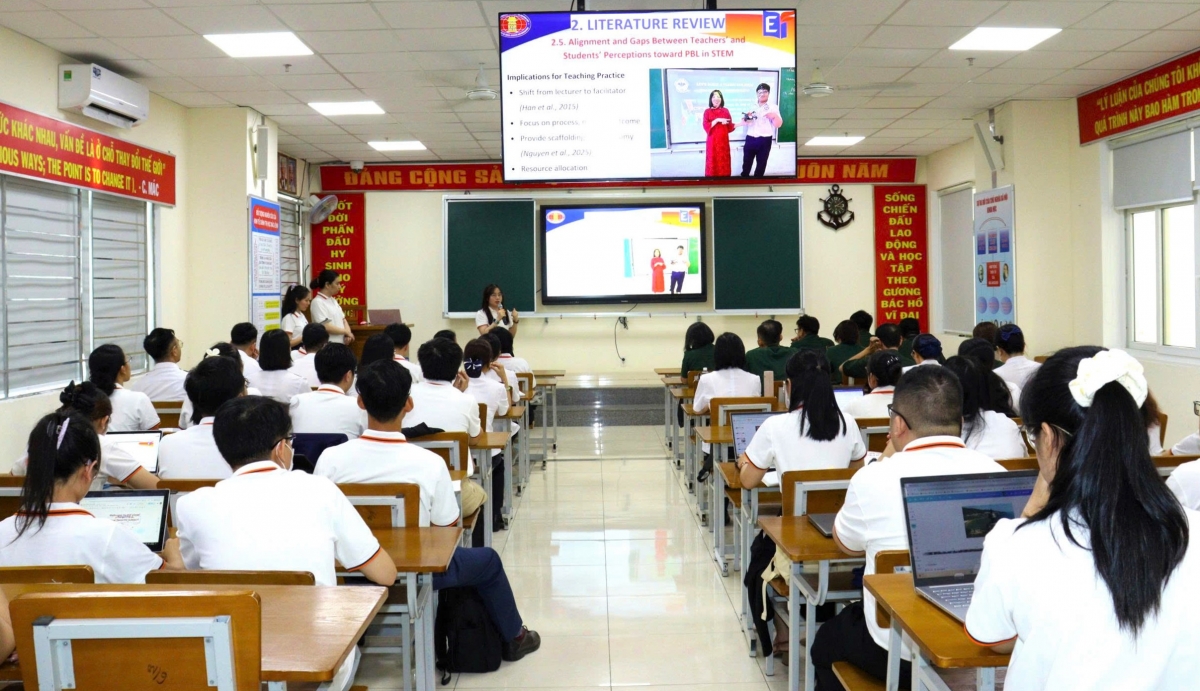 Học viên cao học Khoa Ngữ văn Anh, Trường Đại học Khoa học Xã hội và Nhân văn thao giảng.