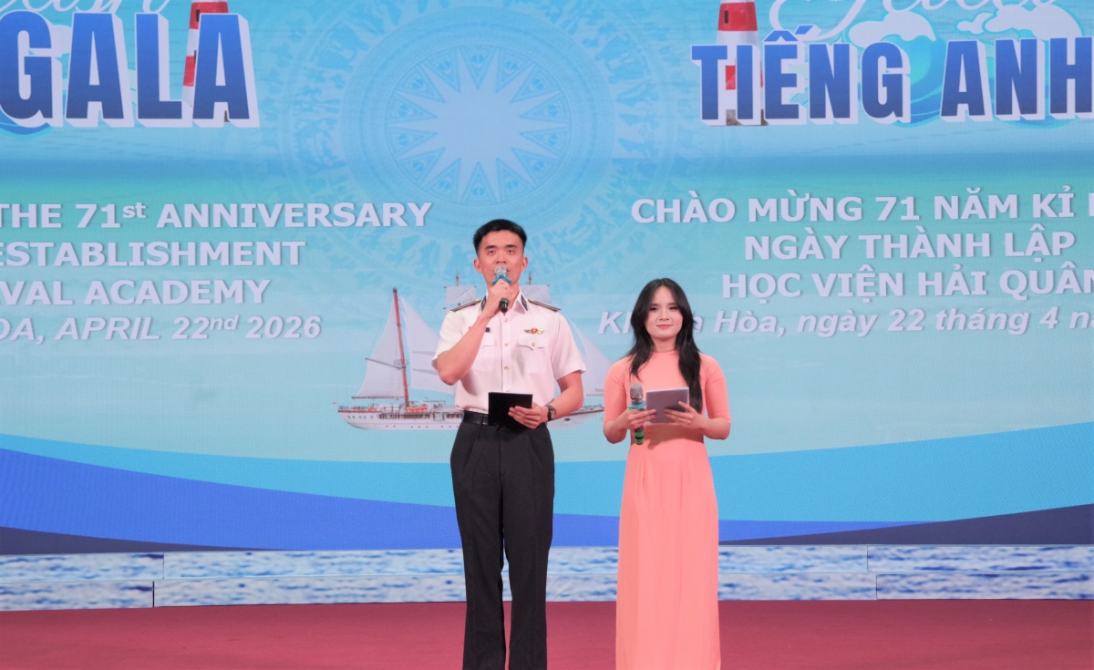 Học viện và sinh viên cùng dẫn chương trình bằng tiếng Anh