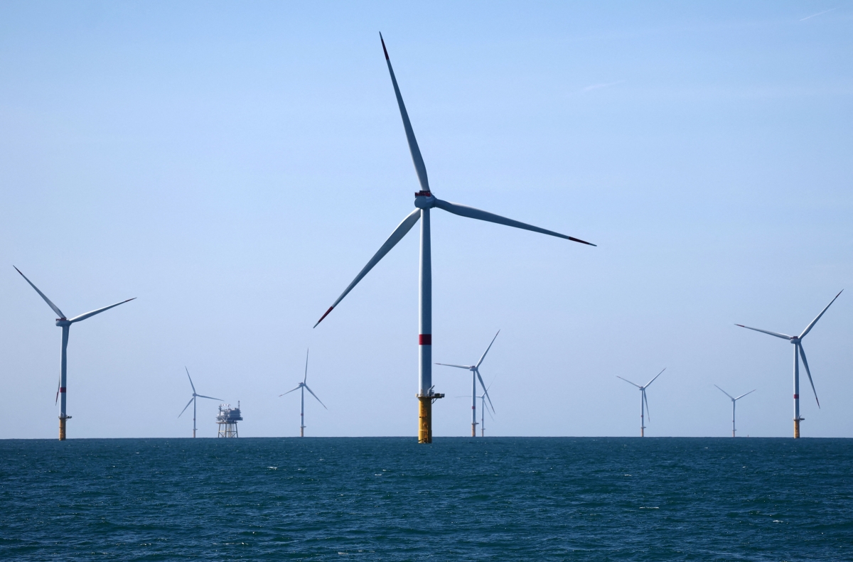 Các nước thúc đẩy năng lượng tái tạo bù đắp nguồn cung dầu mỏ (Reuters/Turbin điện gió ngoài khơi miền Tây nước Pháp)