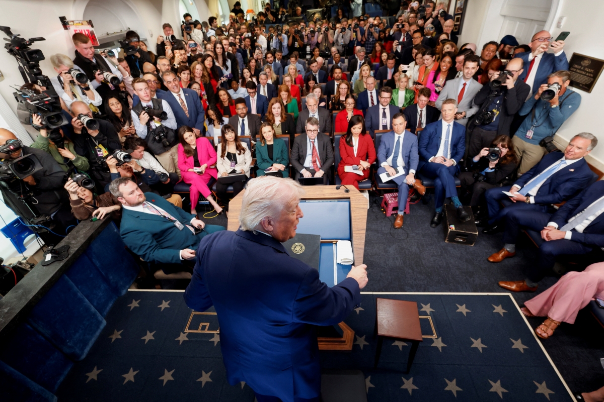 Tổng thống Mỹ Trump tổ chức họp báo tại phòng họp báo ở Nhà Trắng (ảnh: Reuters)