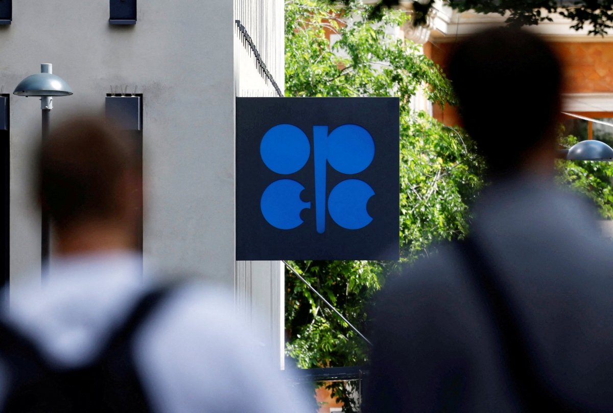Logo của Tổ chức Các nước Xuất khẩu Dầu mỏ (OPEC) bên ngoài trụ sở chính tại Vienna (Ảnh: Reuters)