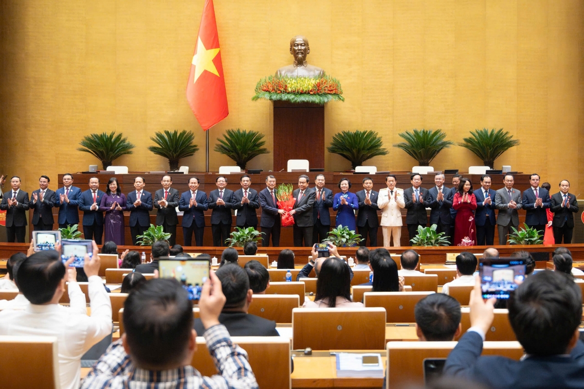 Chủ tịch Quốc hội Trần Thanh Mẫn tặng hoa chúc mừng Thủ tướng, Phó Thủ tướng Chính phủ, Bộ trưởng và thành viên khác của Chính phủ nhiệm kỳ 2026 - 2031.