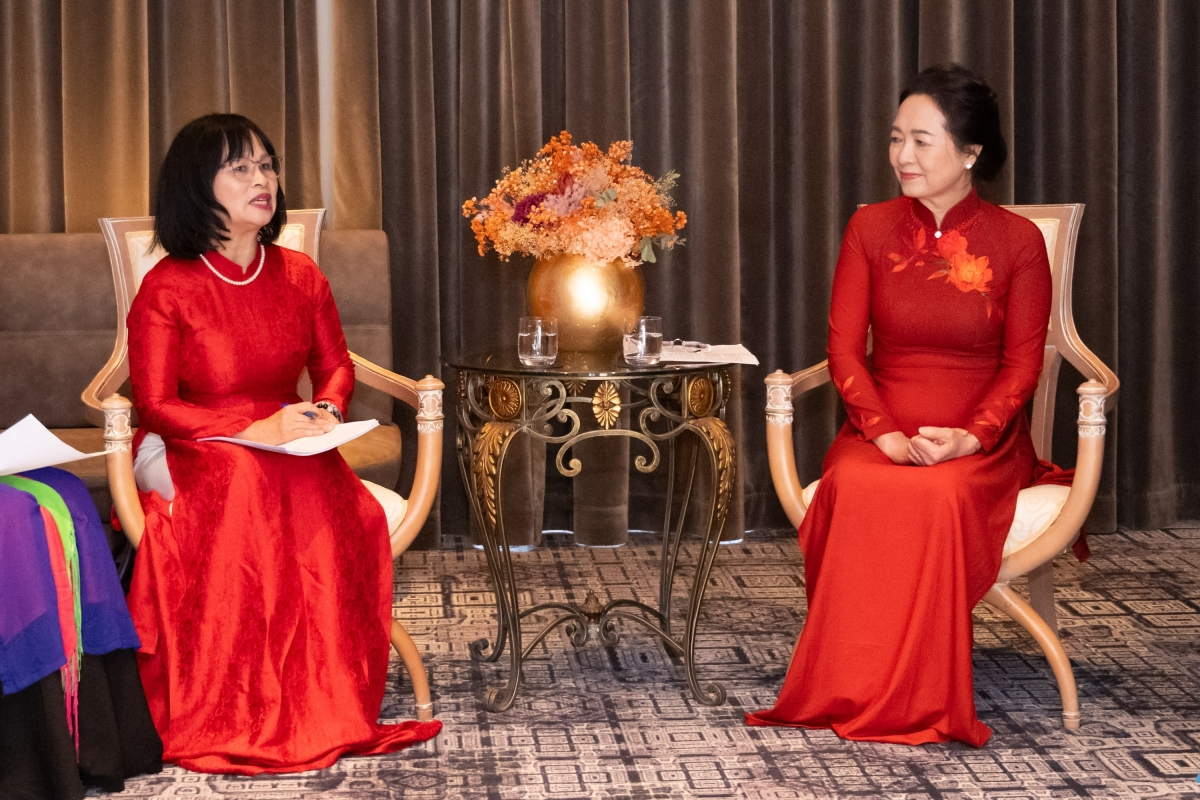 Phu nhân Nguyễn Thị Thanh Nga trò chuyện với Chủ tịch Hiệp hội Nhịp cầu Văn hóa Italia - Việt Nam Lê Thị Bích Hường