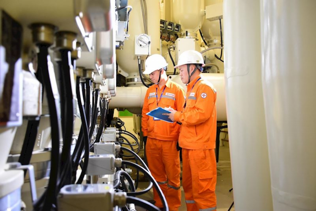 Kiểm tra trạng thái vận hành trạm GIS tại trạm biến áp 110kV Tây Hồ