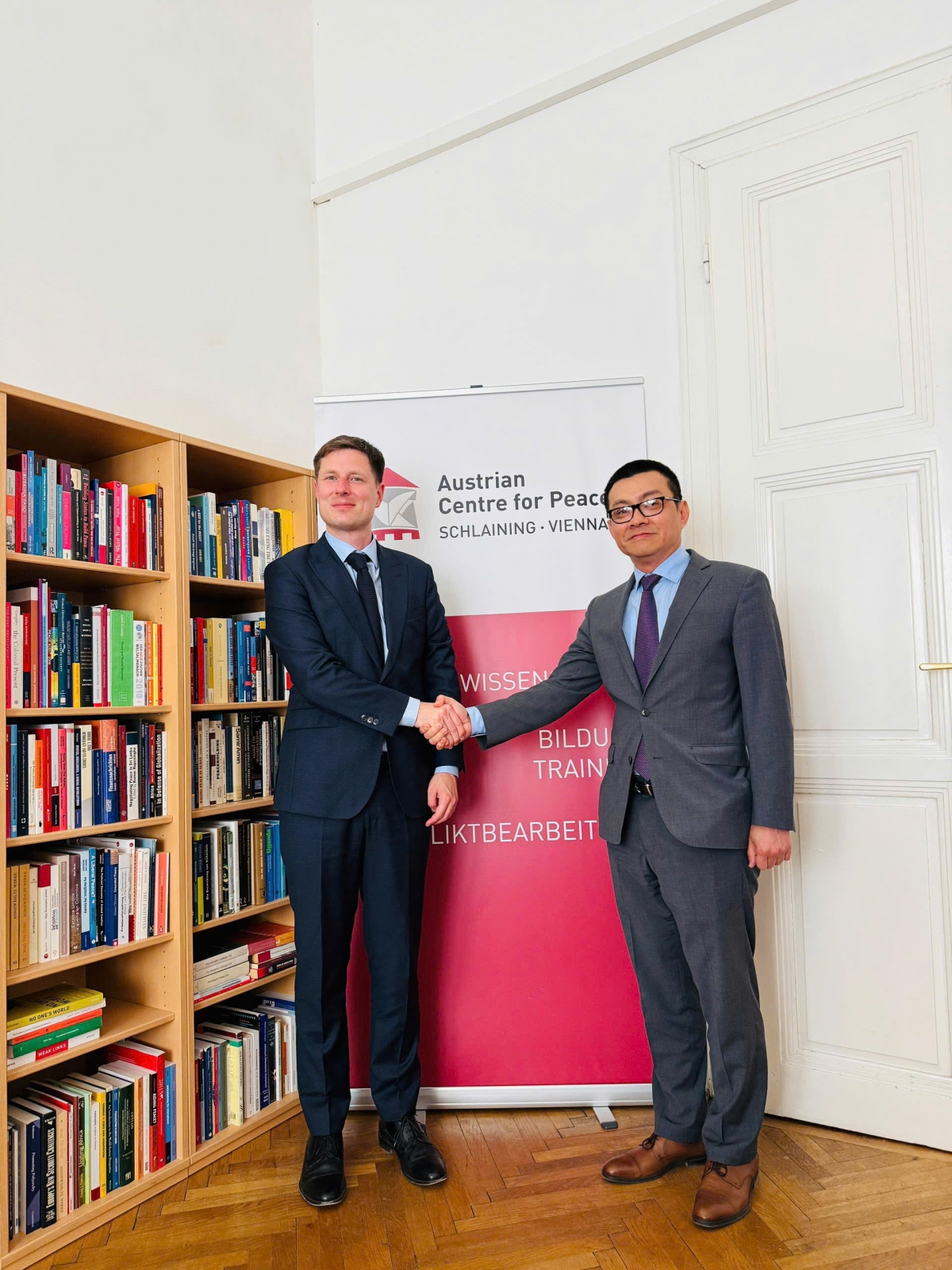 Đại sứ Việt Nam tại Áo Vũ Lê Thái Hoàng gặp và làm việc với Giám đốc Trung tâm Hòa bình Áo Tobias Lang