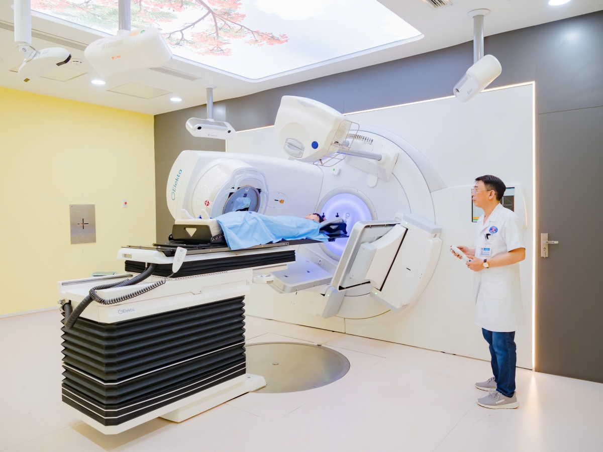 Bệnh nhân được khám và điều trị bằng hệ thống máy móc hiện đại tại BV K