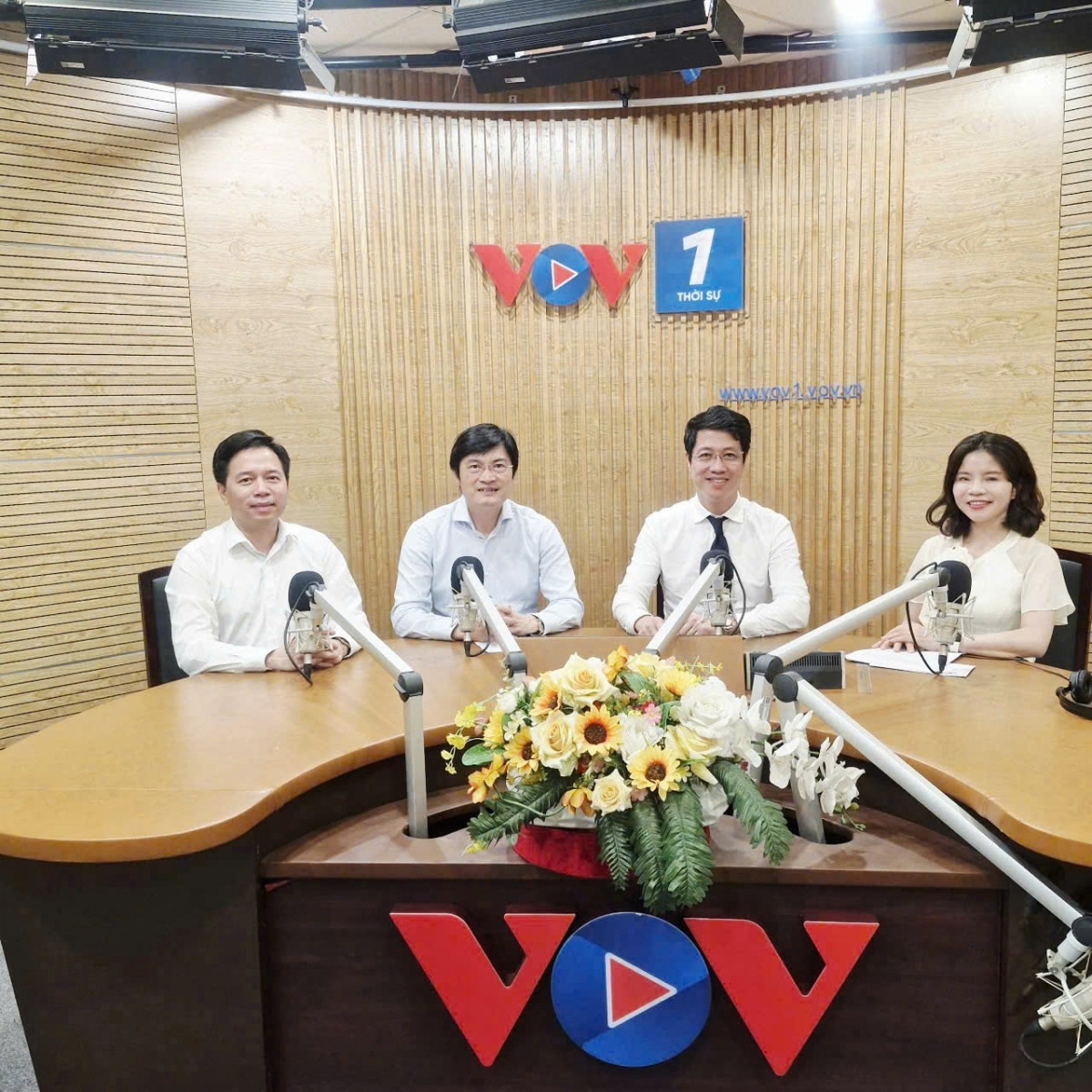 BTV chương trình (ngoài cùng bên phải) và ba vị khách mời tham gia chương trình tọa đàm