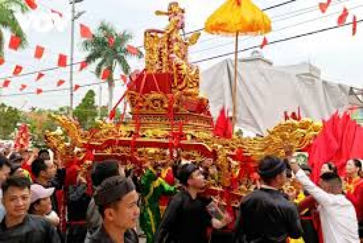 Người dân thôn Vị Khê phường Liên Hòa tham gia rước Thần hoàng làng