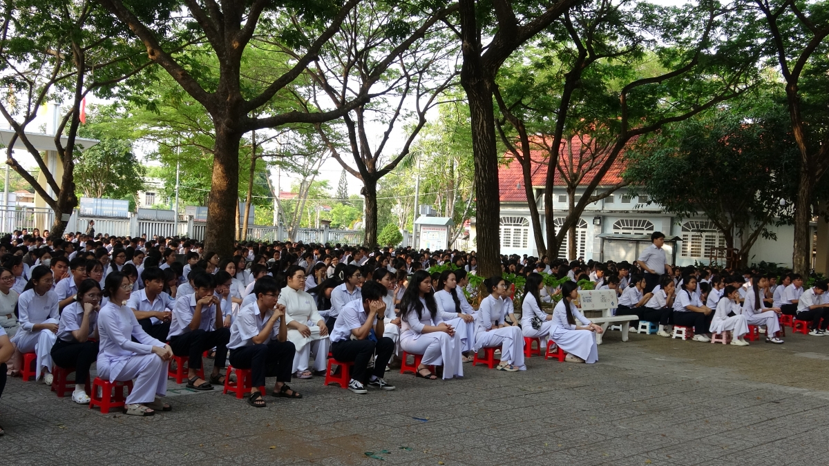 Các em học sinh nghe tuyên truyền