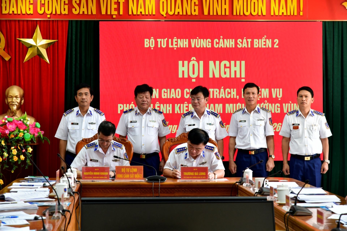 Đại tá Trương Bá Long và Đại tá Nguyễn Minh Khánh ký biên bản bàn giao