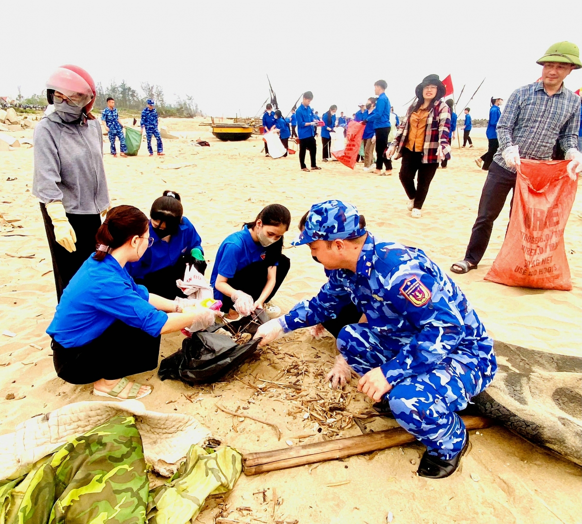 Các lực lượng cùng thu gom rác thải tại khu vực biển Xuân Hội (xã Đan Hải)