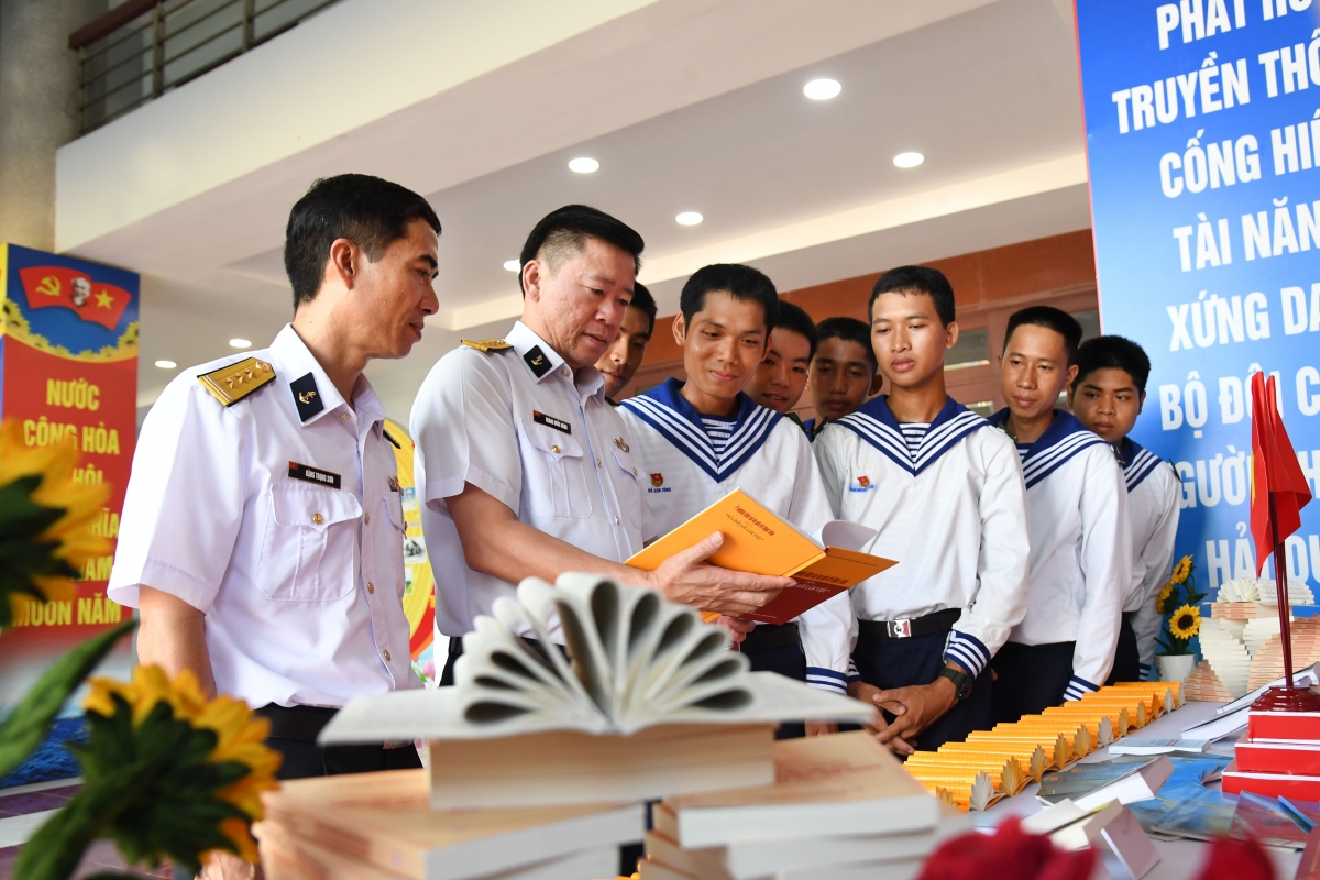 Đại tá Hoàng Quốc Hoàn, Phó Chính ủy Vùng 5 Hải quân trao đổi, chia sẻ nội dung sách với cán bộ, chiến sĩ