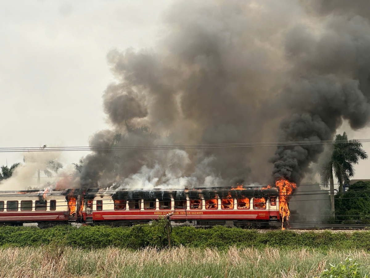 2 toa tàu bốc cháy, kèm cột khói đen bốc cao.