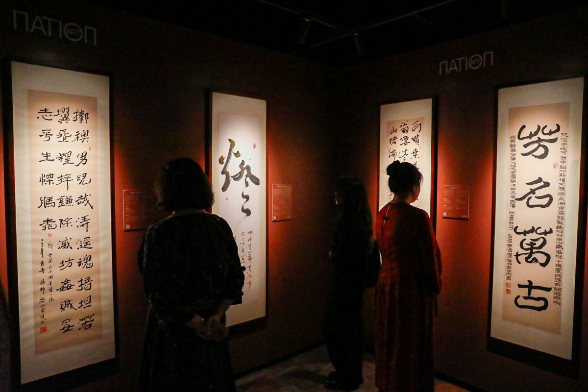 Không gian triển lãm sắp đặt các tác phẩm thư pháp về thơ ca thời kỳ Cần Vương, thể hiện sự tinh tế về mặt nối tiếp nghệ thuật  