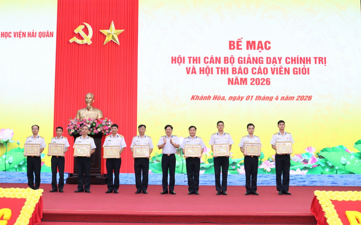Lãnh đạo Học viện trao giải thưởng cho các cá nhân đạt giải trong Hội thi