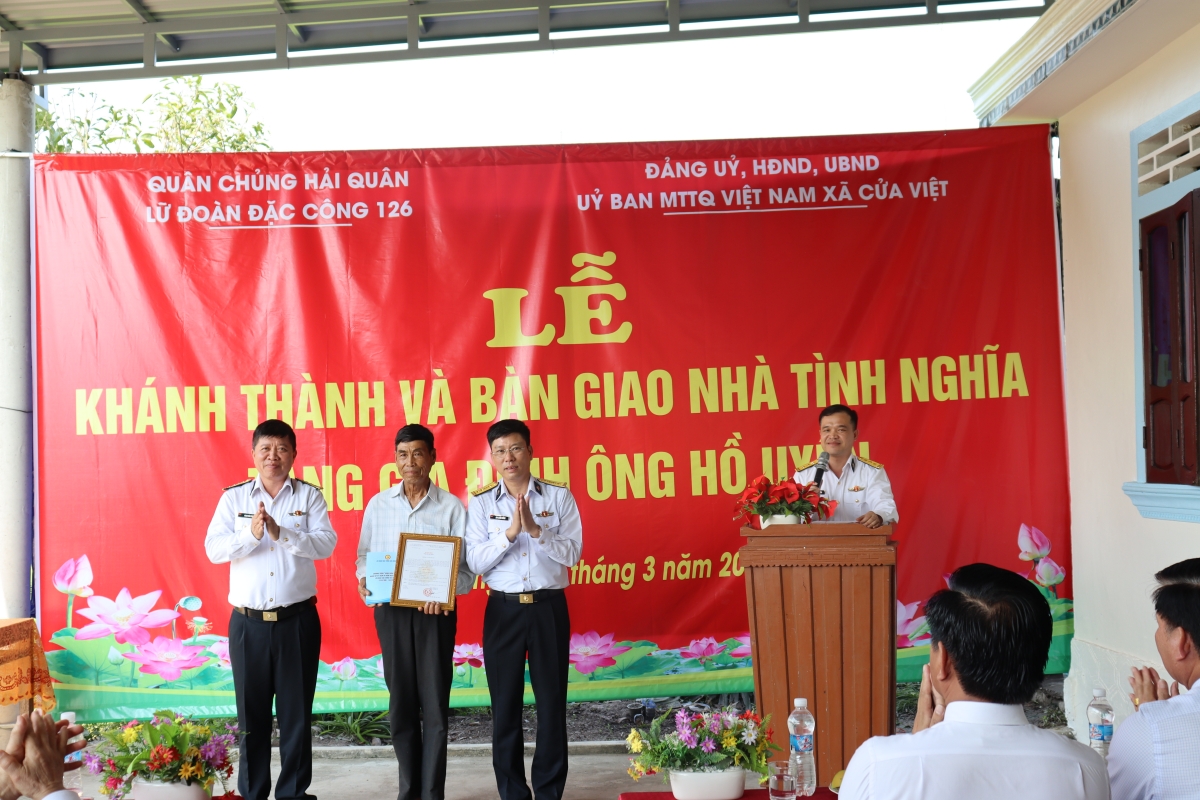  Đại tá Phan Văn Cảnh, Lữ đoàn trưởng và Đại tá Mai Xuân Hưởng, Chính ủy Lữ đoàn thừa ủy quyền của Thủ trưởng Bộ Tư lệnh Hải quân trao quyết định hỗ trợ xây dựng nhà và tặng quà gia đình