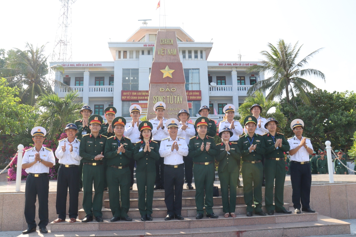 Đoàn công tác chụp ảnh cùng chỉ huy đảo Song Tử Tây