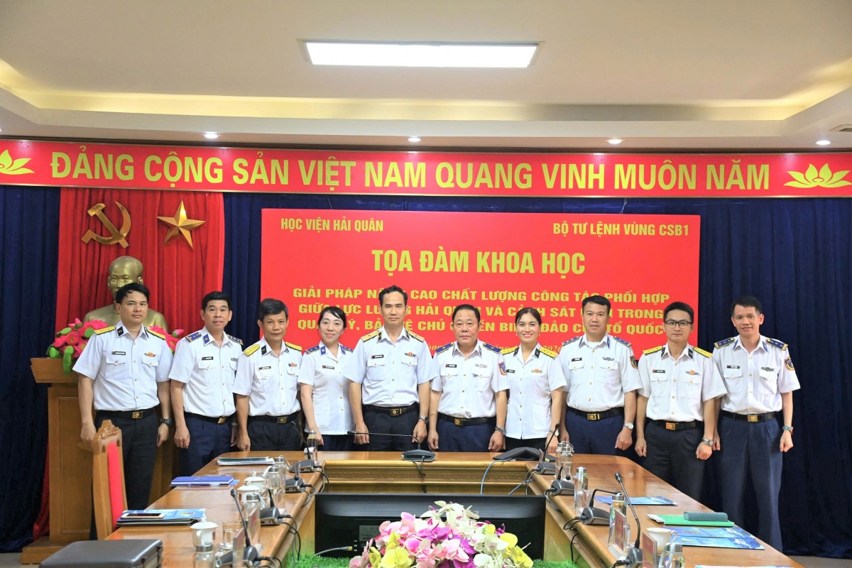 Đoàn Học viện Hải quân chụp hình lưu niệm trong buổi tọa đàm tại Bộ Tư lệnh Vùng Cảnh sát biển 1