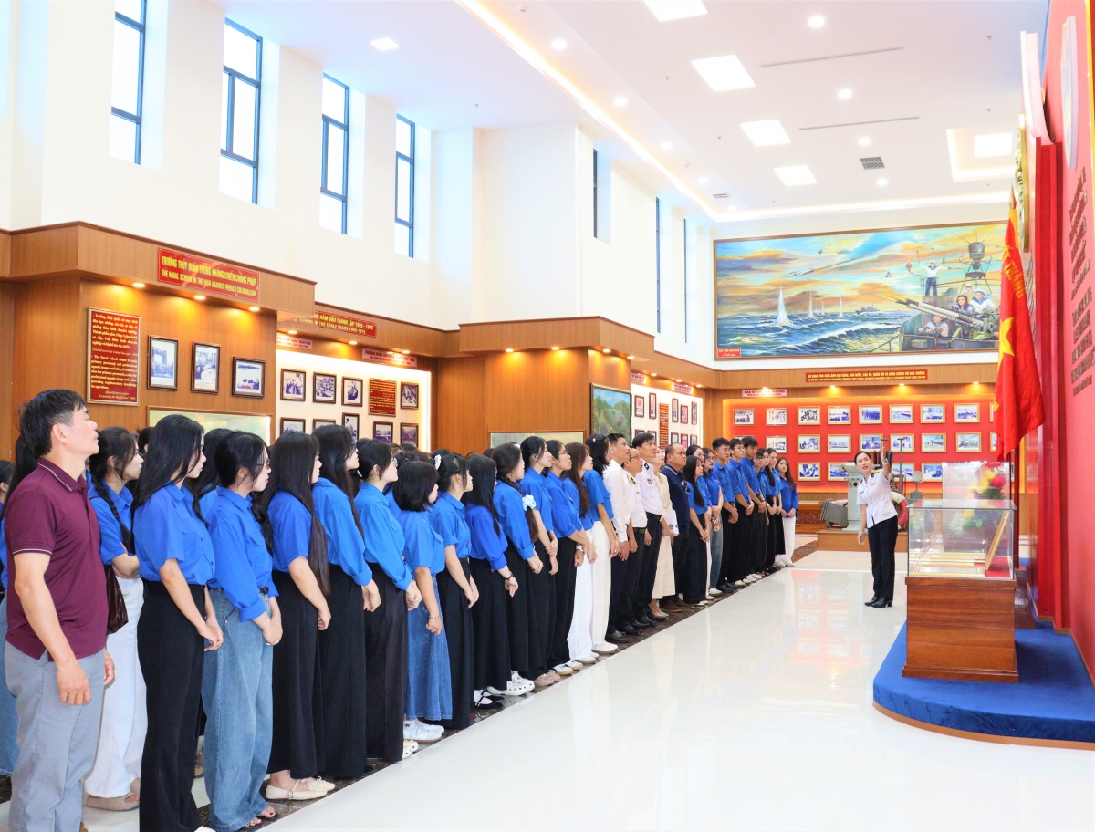 Đoàn tham quan Phòng Truyền thống Học viện Hải quân