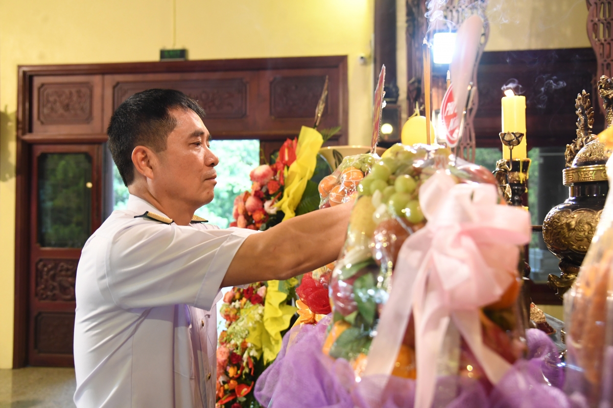 Đồng chí Chính ủy Hải quân dâng hương tưởng niệm Chủ tịch Tôn Đức Thắng