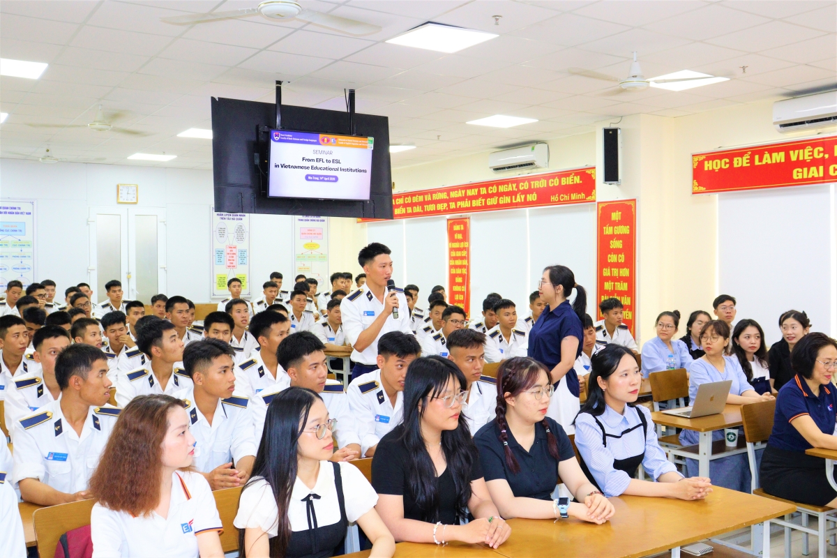 Học viên của Học viện Hải quân trao đổi, trả lời câu hỏi tình huống bằng tiếng Anh tai một buổi seminar.