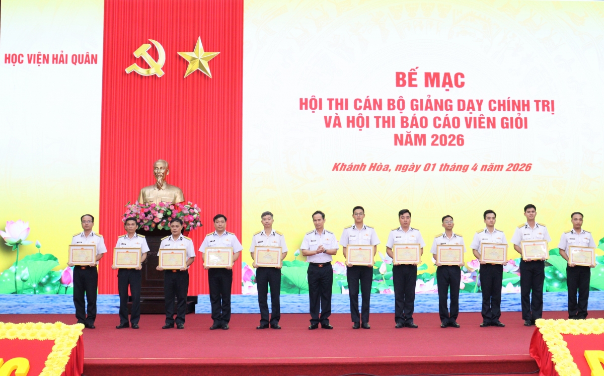 Lãnh đạo Học viện trao giải thưởng cho các cá nhân đạt giải trong Hội thi