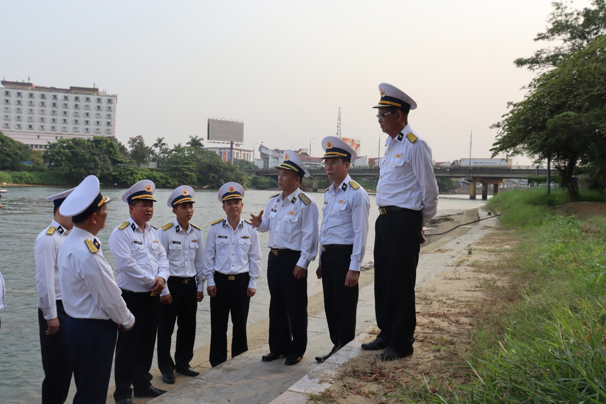3. Phó Đô đốc Nguyễn Văn Tình, ALLVTND, Nguyên UVTW Đảng, Nguyên Bí thư Đảng ủy, Chính ủy Hải quân, Nguyên Đoàn trưởng Đoàn 861 nói chuyện truyền thống với cán bộ, chiến sĩ Lữ đoàn tại chiến trường xưa - Cầu Đông Hà