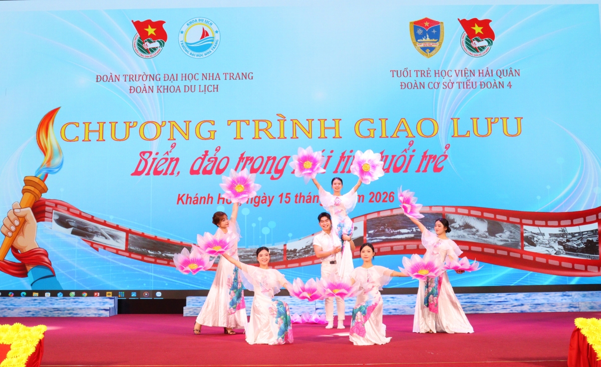 Tiết mục Múa Thịnh vượng Việt Nam sáng ngời - đội văn nghệ Khoa Du lịch, Trường Đại học Nha Trang thể hiện