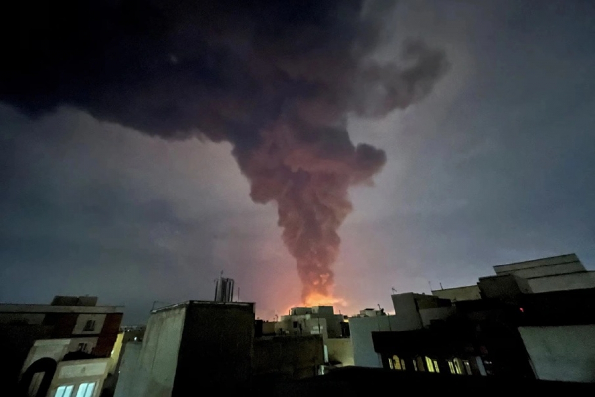 Lửa bốc lên ở Tehran sau một cuộc không kích (Ảnh: Reuters).
