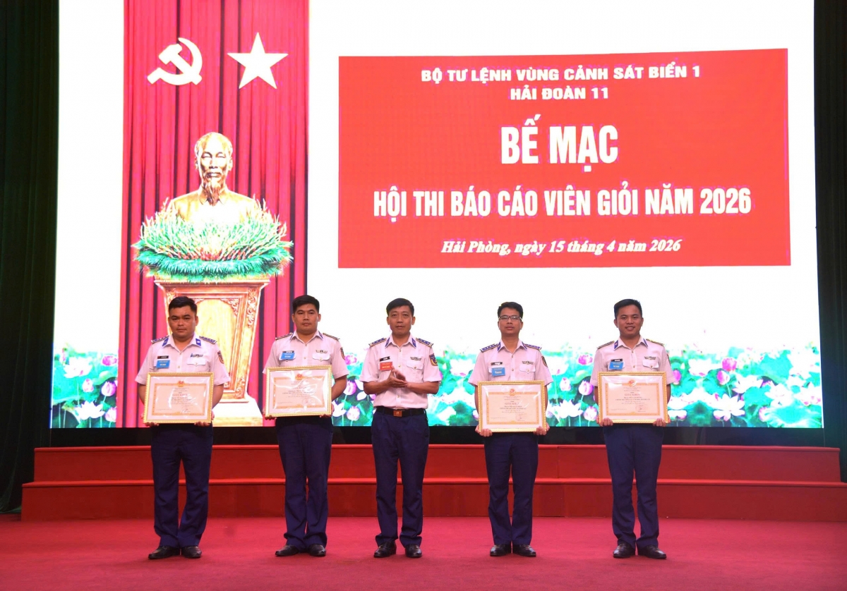 Thủ trưởng Hải đoàn trao giải vinh danh các thí sinh xuất sắc