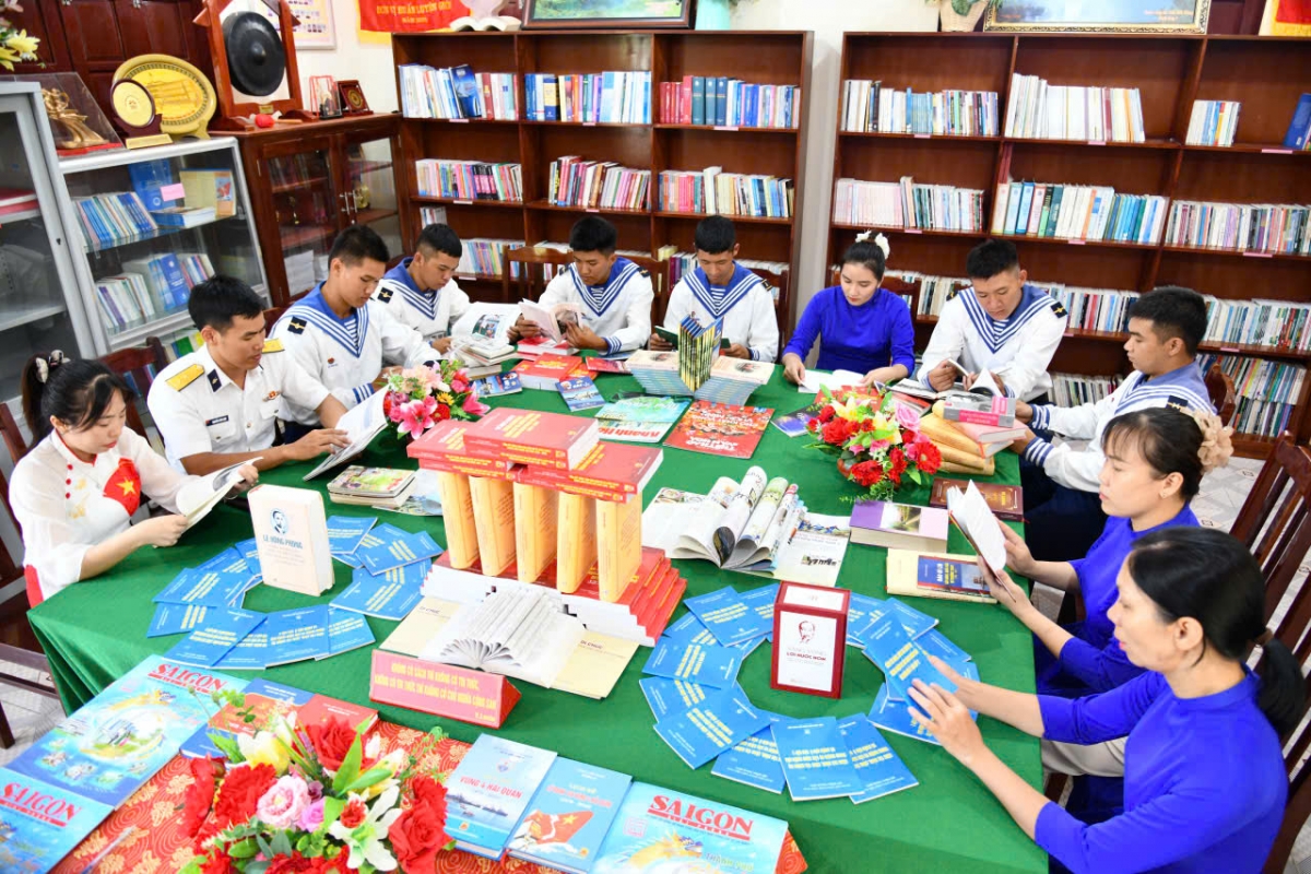 Quân dân Trường Sa trong  ngày Sách và văn hóa đọc Việt Nam năm 2026