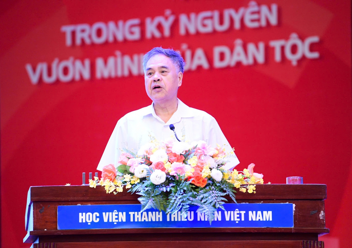 PGS.TS Nguyễn Viết Thông, nguyên Tổng Thư ký Hội đồng Lý luận Trung ương, truyền đạt chuyên đề “Những nội dung cốt lõi và điểm mới nổi bật trong các văn kiện Đại hội XIV của Đảng”
