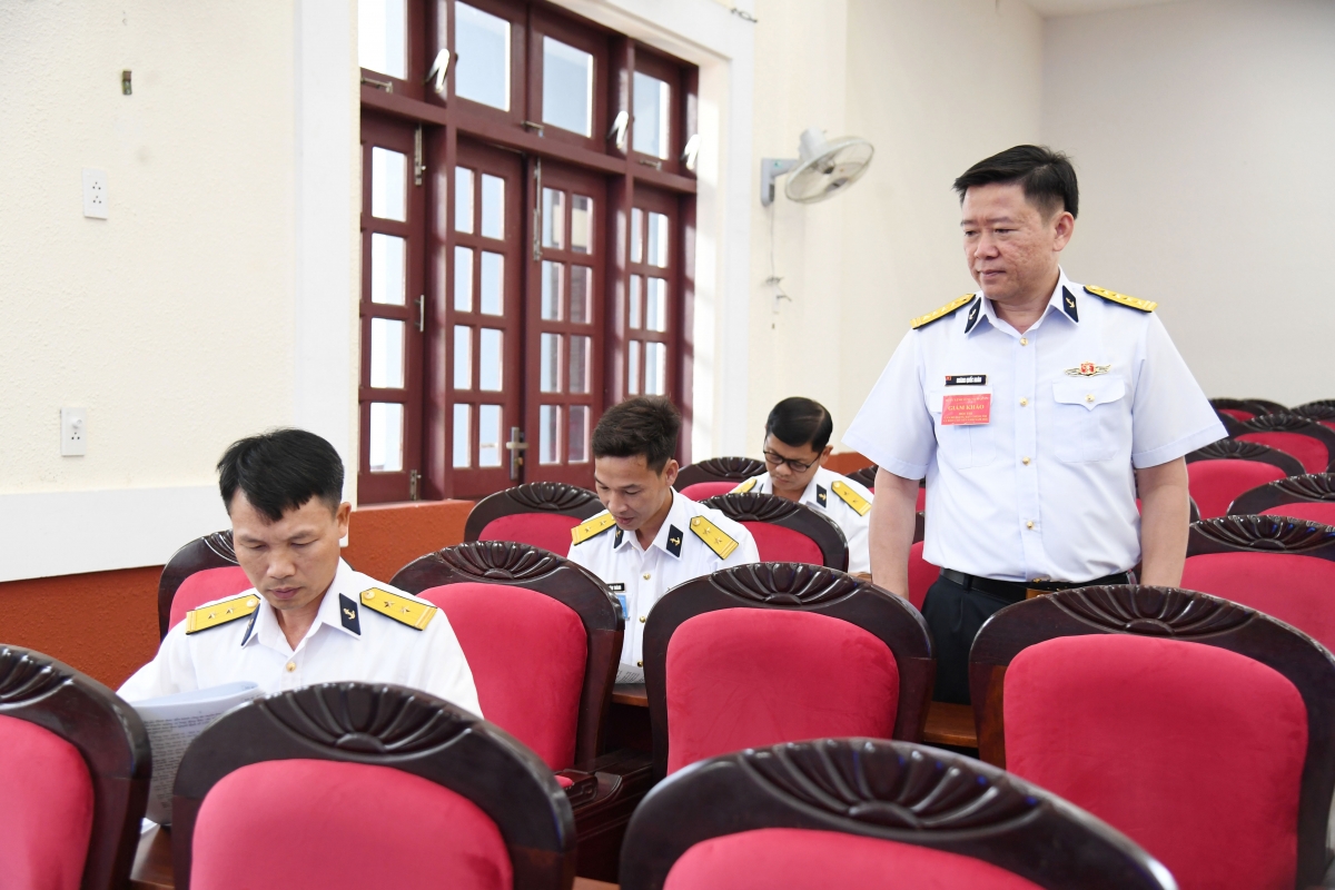 Đại tá Hoàng Quốc Hoàn, Phó Chính ủy Vùng theo dõi phần thi kiến thức của thí sinh