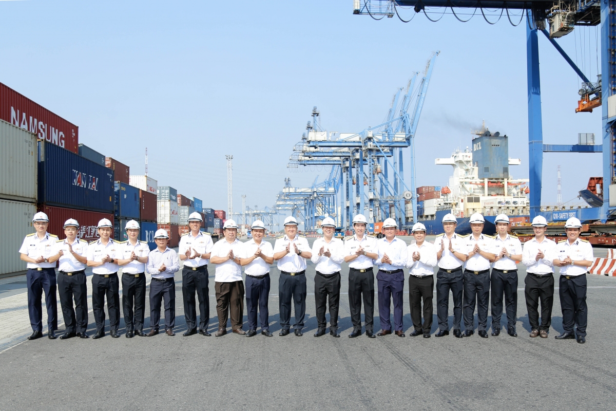 Đoàn công tác TP Cần Thơ chụp ảnh lưu niệm cùng lãnh đạo Binh đoàn 20 tại cảng Tân Cảng Cát Lái