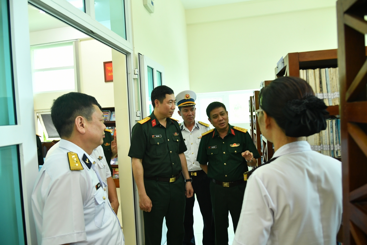 Đoàn khảo sát tại Thư viện Lữ đoàn