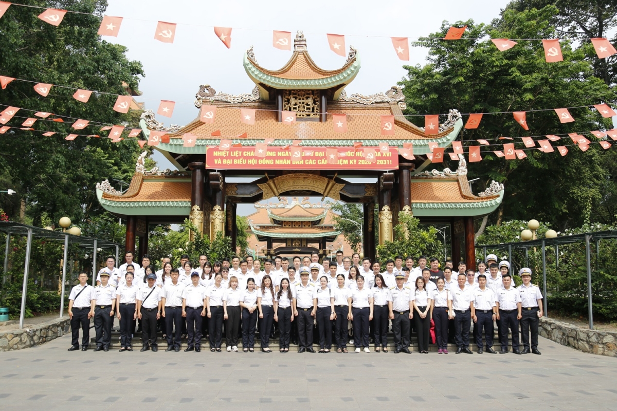 Đoàn công tác chụp hình chung tại Khu di tích Địa đạo Củ Chi