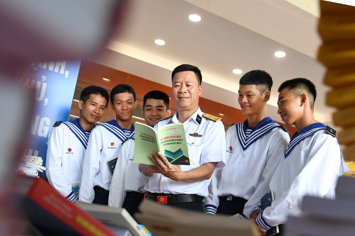 Đại tá Tăng Ngọc Thạch, Phó Chủ nhiệm Chính trị Vùng 5 Hải quân tham quan, đọc sách tại buổi trưng bày