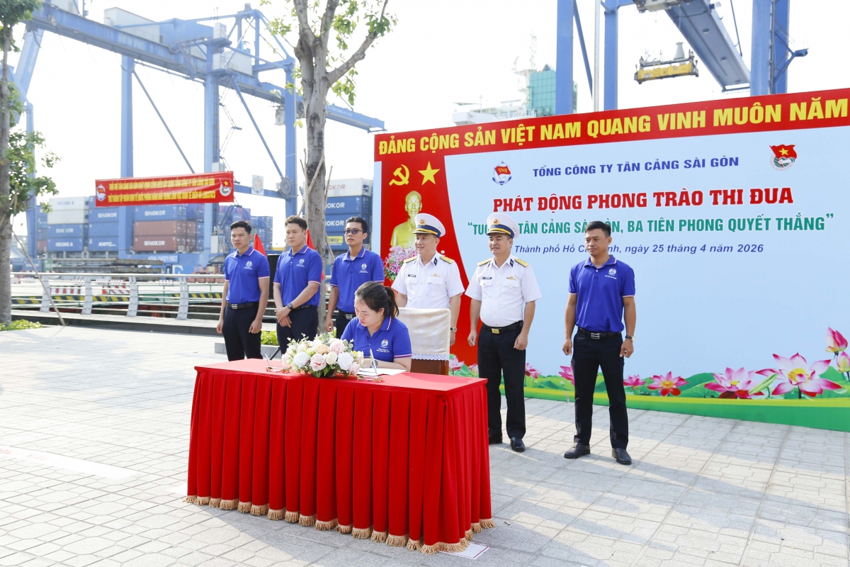 Đại diện các Cụm thi đua ký giao ước thực hiện phong trào thi đua