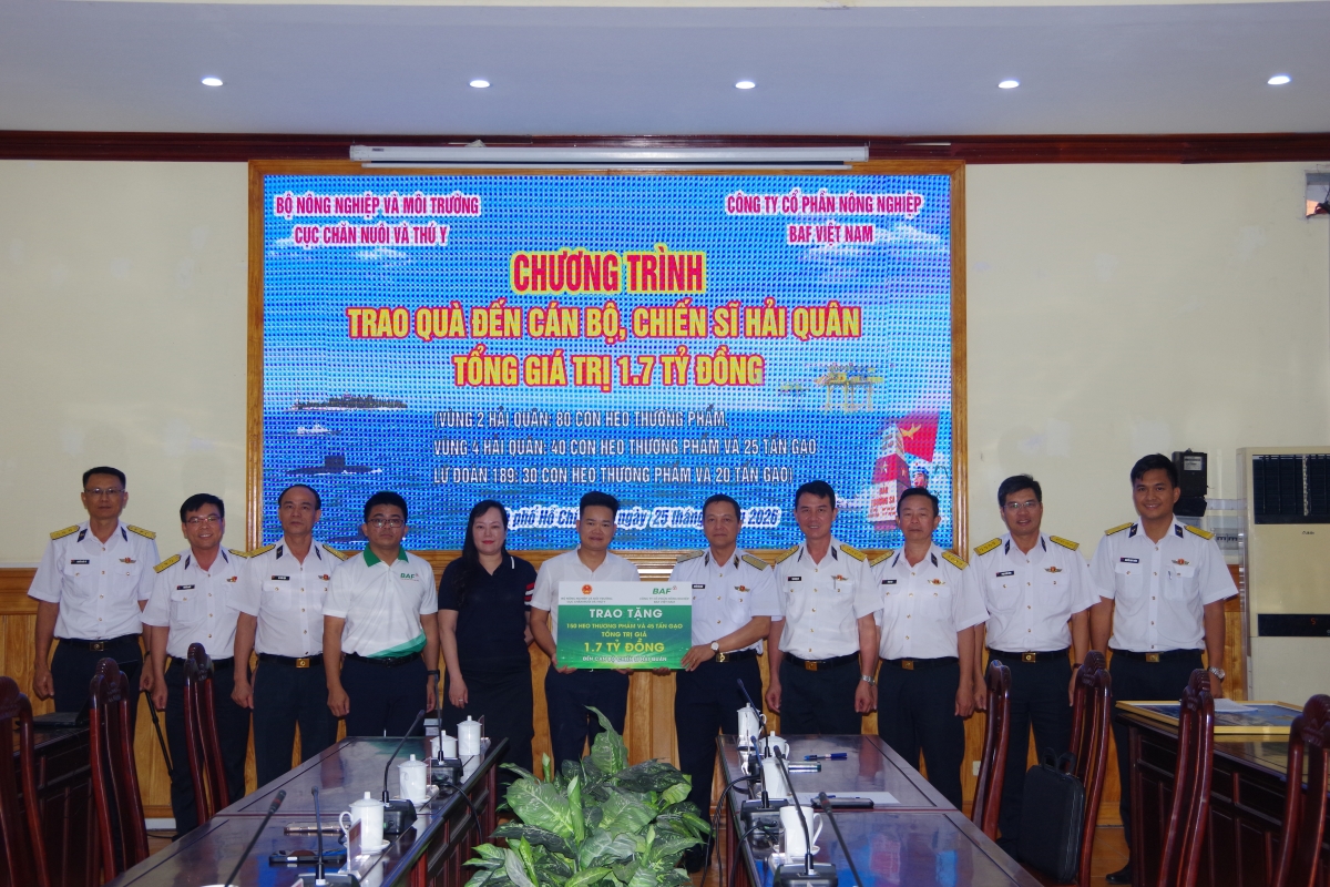 Đại diện Cục Chăn nuôi và Thú y và Công ty Cổ phần Nông nghiệp BAF Việt Nam trao biển tượng trưng phần quà 1,7 tỷ đồng cho cán bộ, chiến sĩ Hải quân
