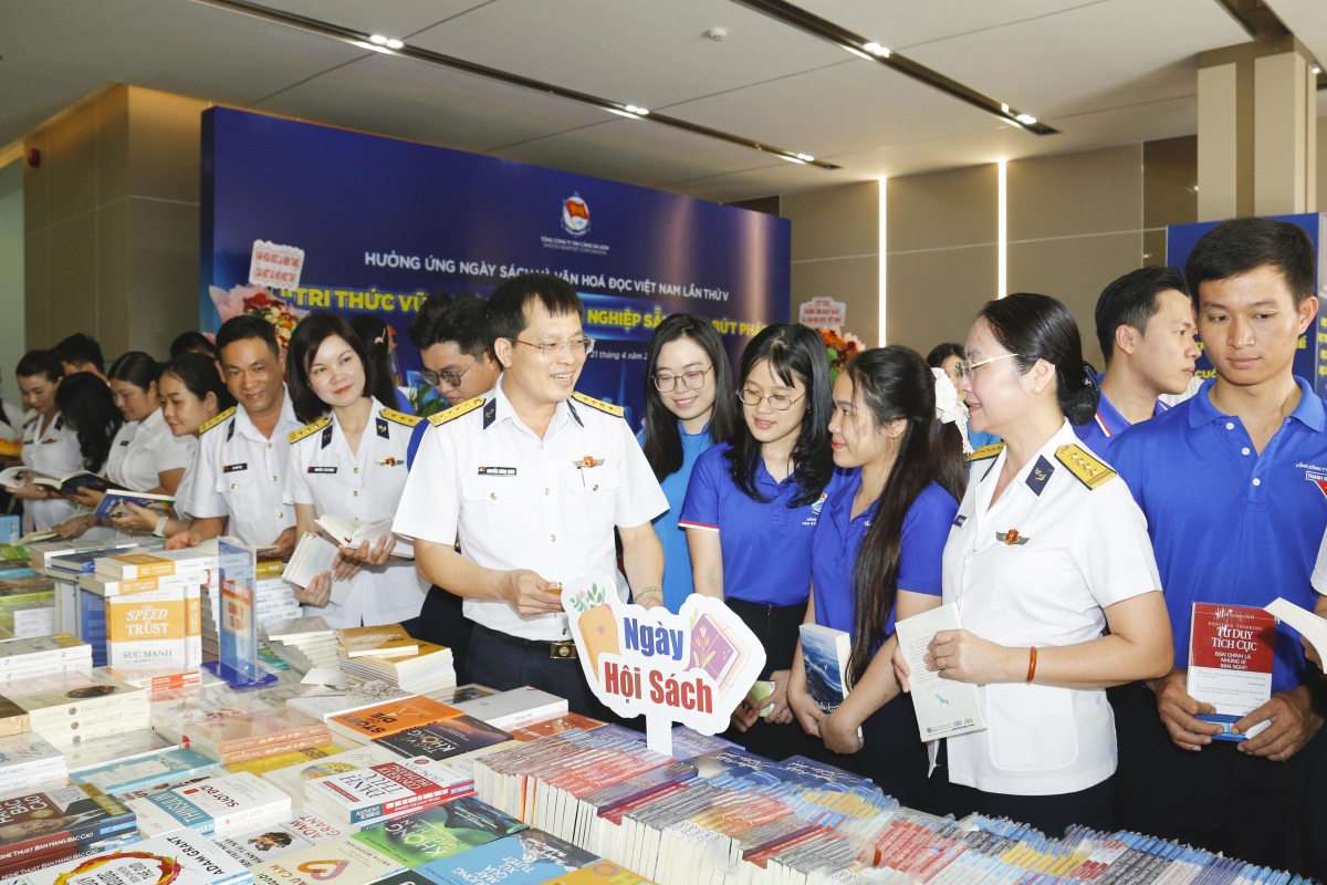 Cán bộ, công nhân viên, người lao động đọc sách, báo tại chương trình