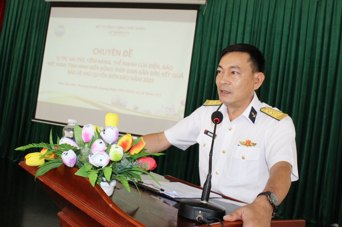 Thượng tá Đỗ Quang Hiệp, Phó Chính ủy Lữ đoàn tuyên truyền biển, đảo cho nhân dân xã Long Hải