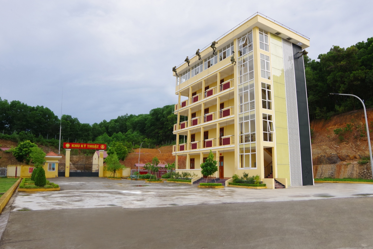  Đặc công Hải quân huấn luyện kỹ thuật leo, trèo nhà cao tầng