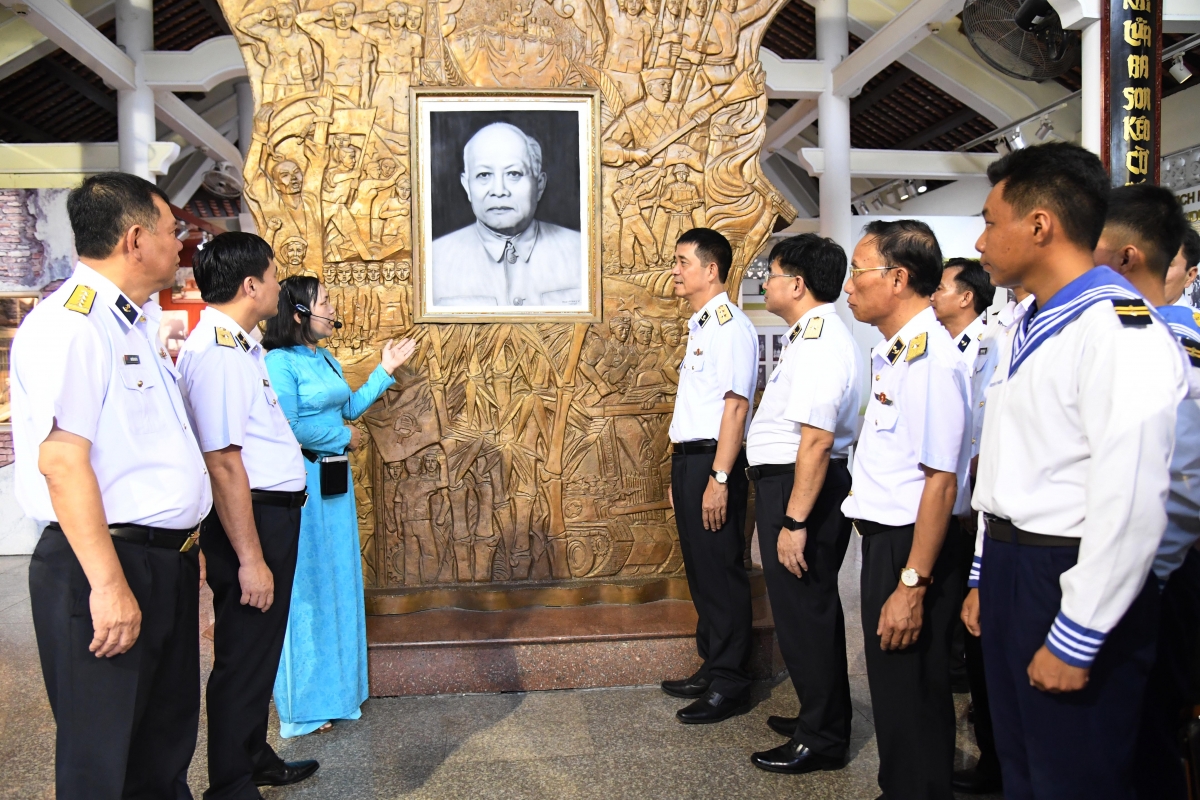 Các đại biểu tham quan khu trưng bày hiện vật, tư liệu về cuộc đời, sự nghiệp cách mạng của Chủ tịch Tôn Đức Thắng