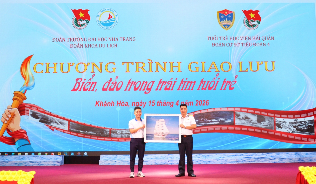 Đại điện Đoàn cơ sở Tiểu đoàn 4, Học viện Hải quân tặng quà lưu niệm Khoa Du lịch, Trường Đại học Nha Trang