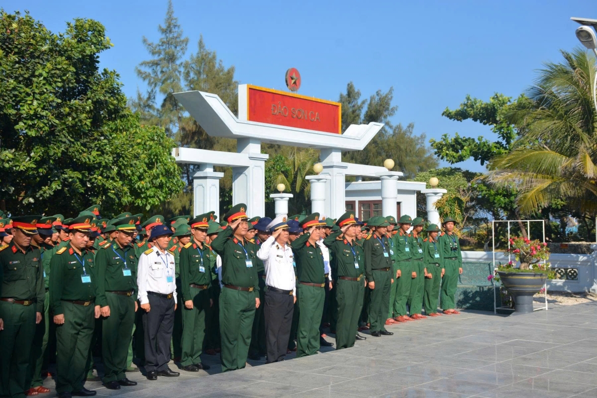 Dâng hương tại tượng đài Đại tướng Võ Nguyên Giáp ở đảo Sơn Ca