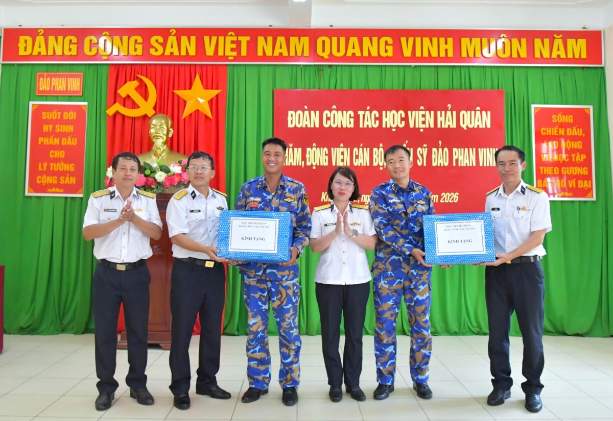 Đoàn công tác thăm, động viên và tặng quà cán bộ, chiến sĩ đảo Phan Vinh.