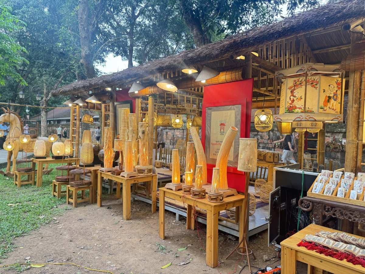  Đến với chương trình "Vườn Ánh sáng" du khách được chiêm ngưỡng những chiếc đèn lồng độc đáo từ kiểu dáng truyền thống đến hiện đại